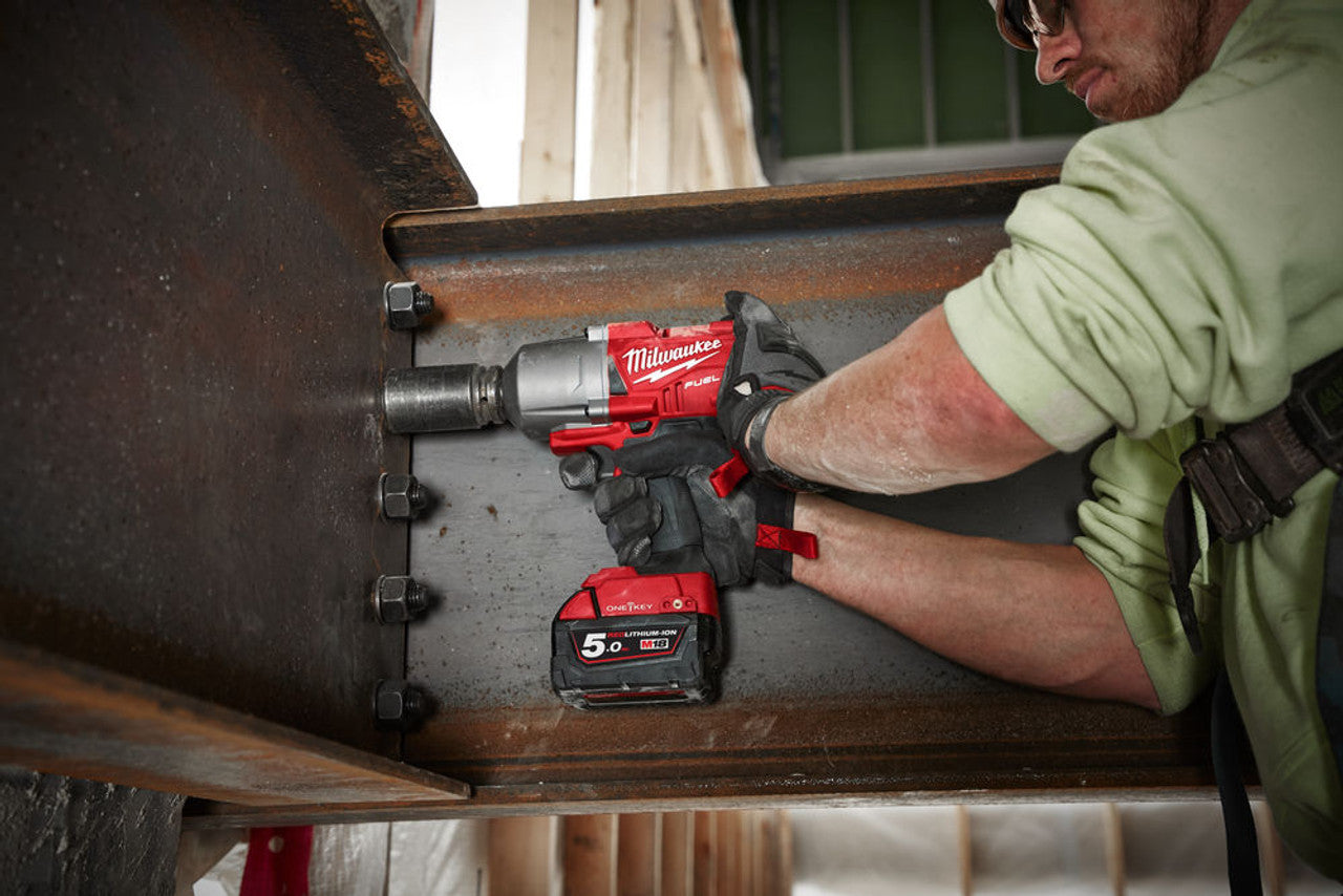 Milwaukee M18 1/2 Fuel High-Torque Impact Wrench + 2x 5ah
