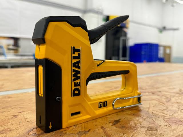 DEWALT 2-in-1 Heavy Duty Hand Tacker + 5000 Staples